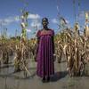 Nyadend Majok devant sa plantation de Sorgho détruite par une inondation au Soudan du Sud