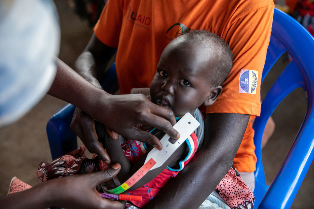 Une femme amène son enfant souffrant de malnutrition sévère à un site de nutrition du PAM à Torit, au Soudan du Sud.