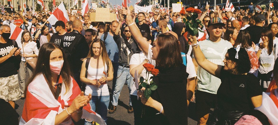 Manifestantes na Marcha pela Paz e Independência em Minsk, Belarus (foto de arquivo).
