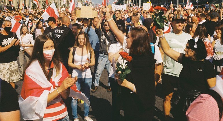 متظاهرون خلال مسيرة السلام والاستقلال في مينسك، بيلاروس (من الأرشيف)