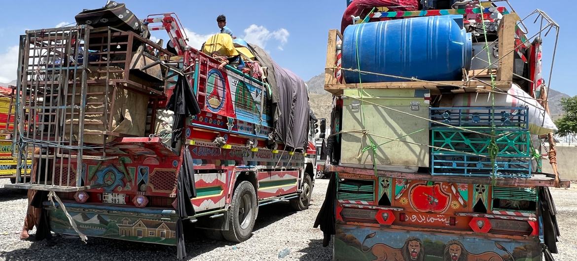 卡车载着从巴基斯坦返回的阿富汗人行李，抵达喀布尔。