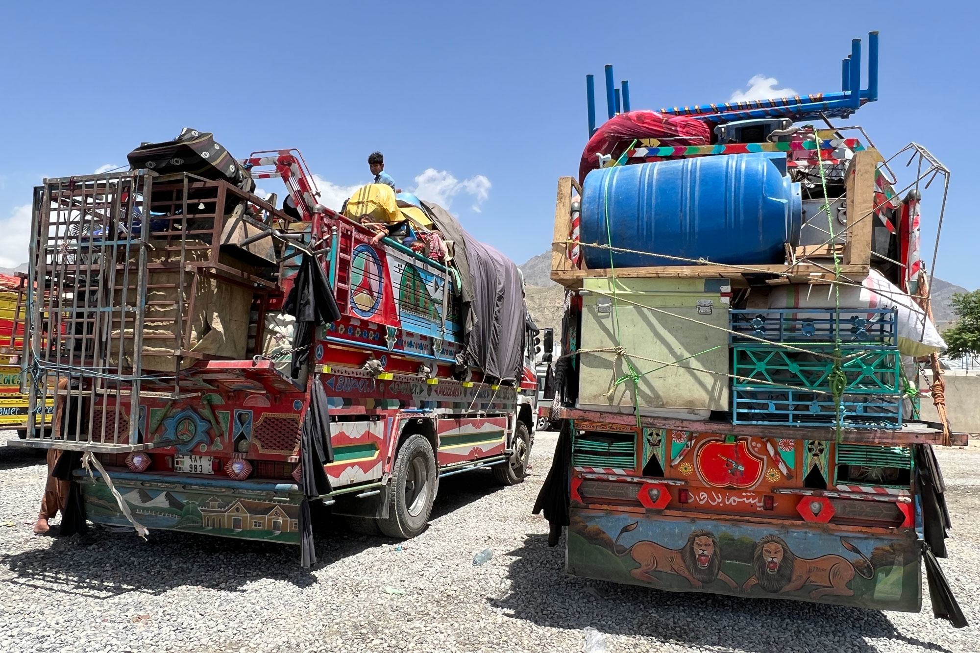 ٹرکوں پر لدا ایک اففان مہاجر خاندان کا سامان دارالحکومت کابل پہنچا ہے۔