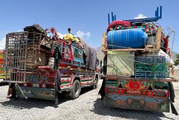 卡车载着从巴基斯坦返回的阿富汗人行李，抵达喀布尔。