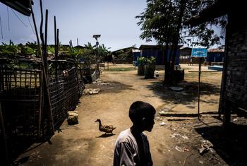 缅甸境内流离失所者中心的儿童。