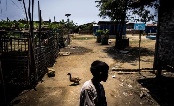 (من الأرشيف) طفل يسير في مركز لإيواء النازحين وسط ميانمار.