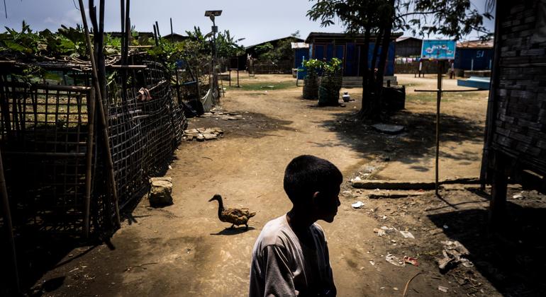 (من الأرشيف) طفل يسير في مركز لإيواء النازحين وسط ميانمار.