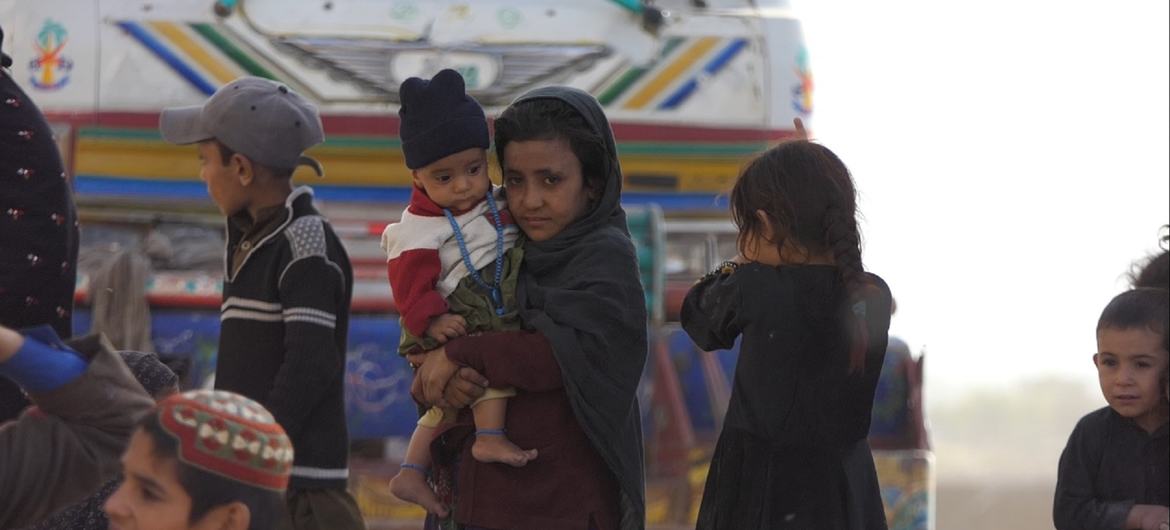 Tensão com a migração e o medo de viver sob o domínio dos Talibã também geraram uma crise generalizada e de violação dos direitos das crianças