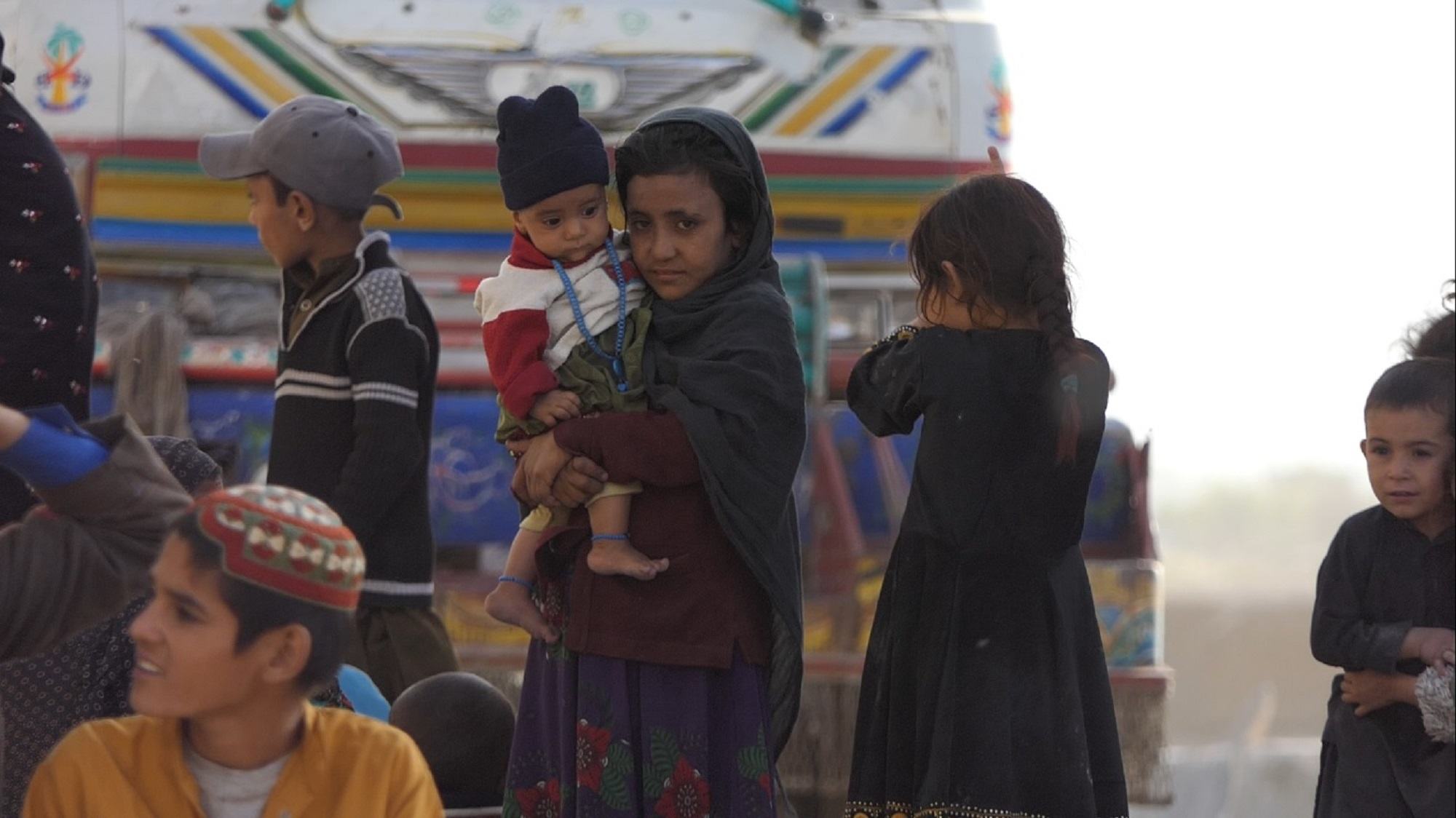 افغان مہاجرین کے بچے پاکستان کے سرحدی علاقے چمن میں افغانستان داخل ہونے کے منتظر ہیں۔