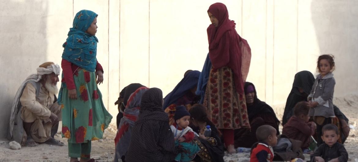 پاکستان میں پناہ لیے ہوئے افغان مہاجرین وطن واپس جانے پر مجبور ہیں۔