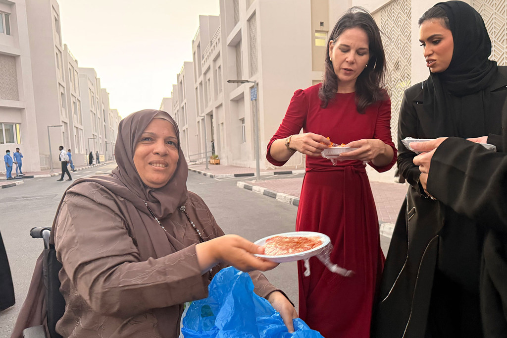 أنالينا بيربوك تتناول حلوى محلية الصنع في مجمع الثمامة في الدوحة.