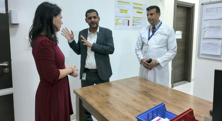 أنالينا بيربوك، رئيسة الجمعية العامة للأمم المتحدة تتحدث مع طبيب في مجمع الثمامة السكني في الدوحة.