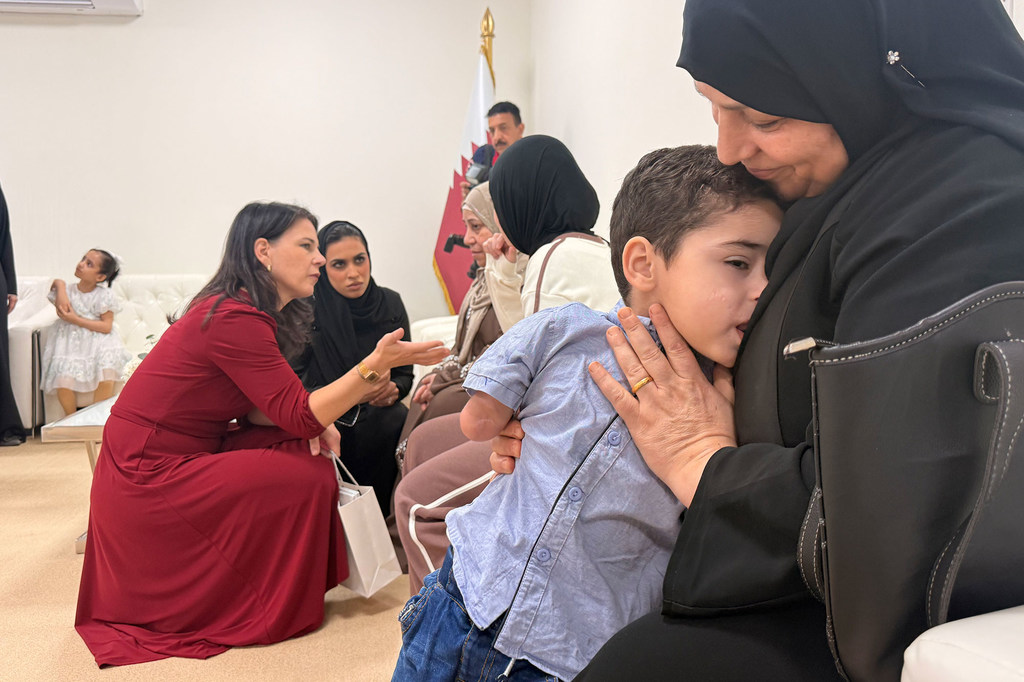 طفل فلسطيني مبتور اليد في مجمع الثمامة في الدوحة.