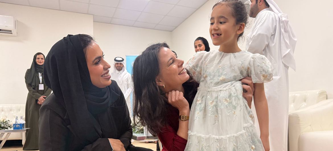 رئيسة الجمعية العامة للأمم المتحدة أنالينا بيربوك (وسط الصورة) تتحدث إلى فتاة صغيرة في مجمع الثمامة في الدوحة..