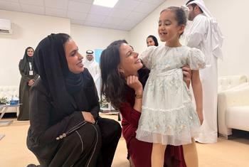 رئيسة الجمعية العامة للأمم المتحدة أنالينا بيربوك (وسط الصورة) تتحدث إلى فتاة صغيرة في مجمع الثمامة في الدوحة..