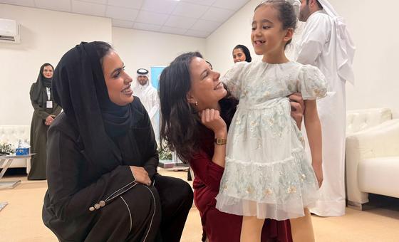 رئيسة الجمعية العامة للأمم المتحدة أنالينا بيربوك (وسط الصورة) تتحدث إلى فتاة صغيرة في مجمع الثمامة في الدوحة..