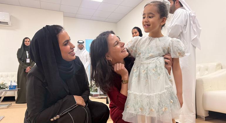 اقوام متحدہ کی جنرل اسمبلی کی صدر اینالینا بیئربوک الثمامہ کمپلیکس میں ایک بچی سے بات کر رہی ہیں۔