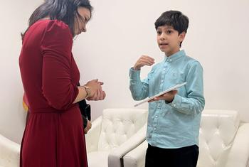 Rais wa Baraza Kuu Annalena Baerbock (kushoto)akizungumza na kijana Ramadan aliyeandika simulizi kwa picha.