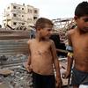 Deux enfants, Zain et Jude, de la famille Al-Anqar, présentant des blessures visibles causées par l'explosion d'un engin de guerre suspect à Gaza.