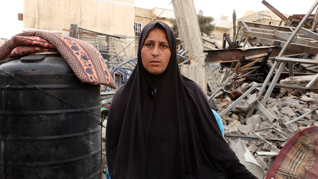 أم الطفلين الفلسطينيين زين وجود اللذين أصيبا في انفجار جسم من مخلفات الحرب في غزة.