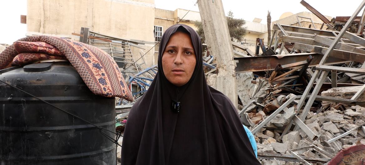 La madre de Zain y Jude Al-Anqar, que resultaron heridos por la explosión de un artefacto sospechoso, vestigio de la guerra, en Gaza.