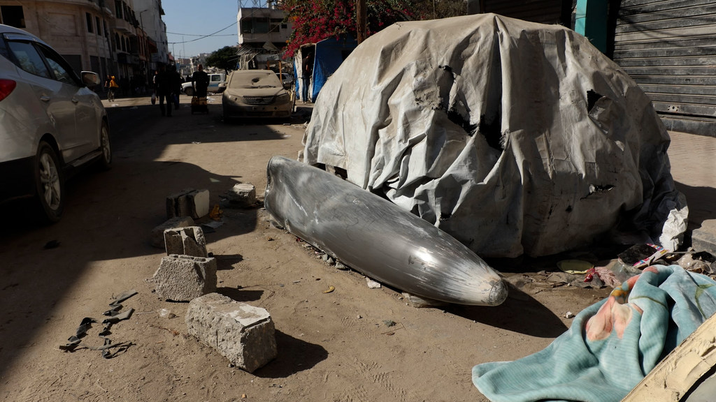 صاروخ غير منفجر ملقى على جانب الطريق في مدينة غزة.