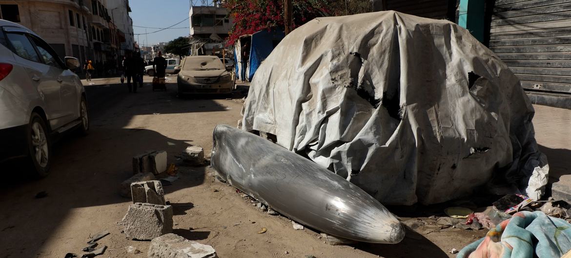 Un misil sin detonar tirado en la carretera en la ciudad de Gaza.