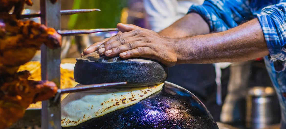 लखनऊ का ‘उल्टा तवा पराठा.’