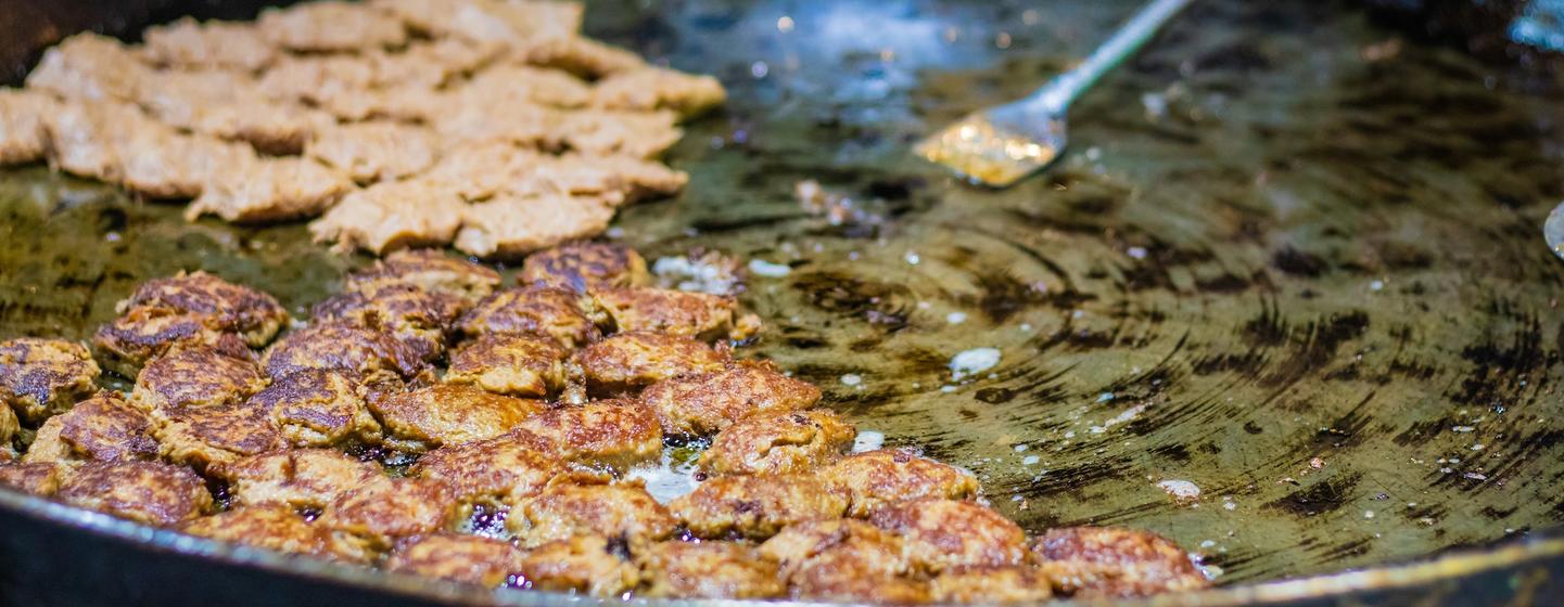 लखनऊ ख़ासतौर पर अपने रसीले क़बाब और बिरयानी की अनोखी शैली के लिए मशहूर है.