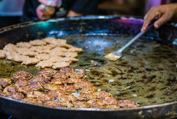 लखनऊ ख़ासतौर पर अपने रसीले क़बाब और बिरयानी की अनोखी शैली के लिए मशहूर है.