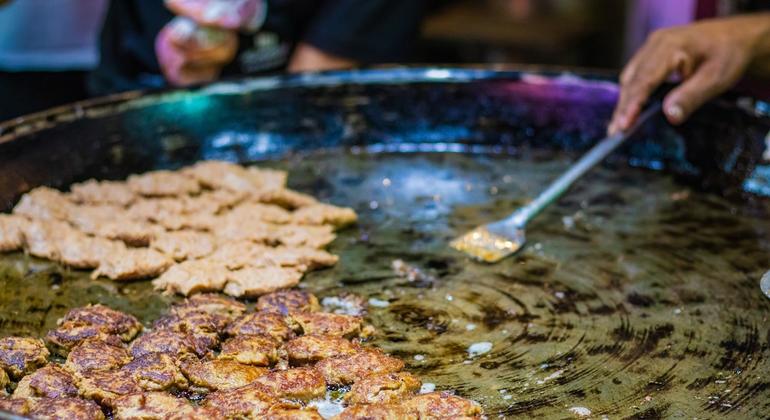 लखनऊ ख़ासतौर पर अपने रसीले क़बाब और बिरयानी की अनोखी शैली के लिए मशहूर है.