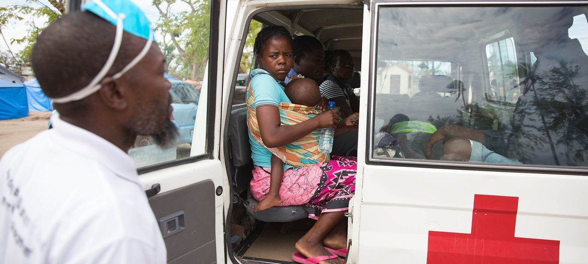 Uma mãe e o bebê estão numa ambulância num centro de acolhimento na Beira, em Moçambique, onde a filha de 2 anos está a ser tratada contra a malária.