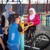اردن میں پناہ گزینوں کے زتاری کیمپ میں ایک نو سالہ بچی اپنے ہمجولیوں کے ساتھ ایک ایسے پارک میں کھیل رہی ہے جو جسمانی طور پر معذور بچوں کی ضروریات کو مدنظر رکھ کر بنایا گیا ہے۔