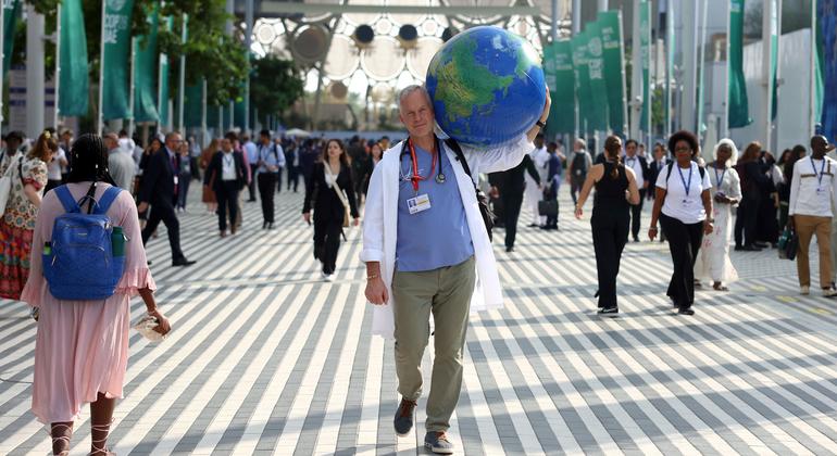 Muitos participantes marcaram presença nas atividades do “Dia da Saúde” na COP28, em Dubai. Joseph Vipond, retratado aqui, representa a Associação Canadense de Médicos para o Meio Ambiente, que não tem fins lucrativos