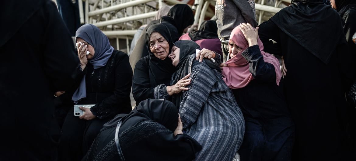 Mulheres palestinas lamentando a perda de um membro da família no Hospital Médico Al-Nasser em Khan Younis, no sul da Faixa de Gaza.