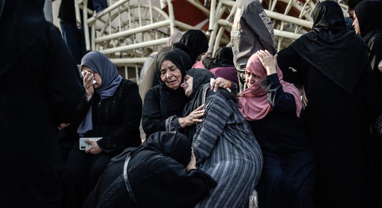 Mulheres palestinas lamentando a perda de um membro da família no Hospital Médico Al-Nasser em Khan Younis, no sul da Faixa de Gaza.