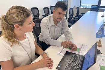 Matias Ferreira, quien tiene discapacidad visual, usa distintas aplicaciones digitales para trabajar como especialista en Inclusión de Discapacidad en ONU Argentina