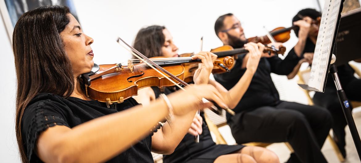 Marisol toca música para la integración y el cambio social.