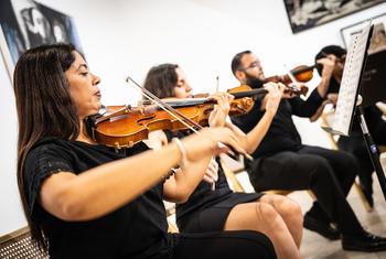 Marisol toca música para la integración y el cambio social.