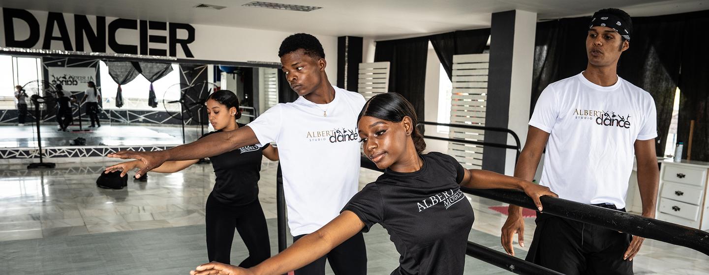 Alberto observando el ensayo de sus alumnos.