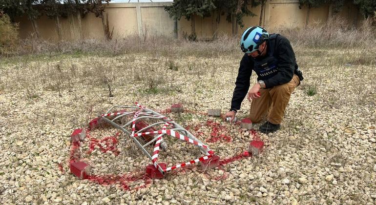 A UNMAS realizou uma avaliação de risco de explosivos em uma base logística em Rafah. Os artefatos explosivos encontrados estavam sinalizados com placas de advertência