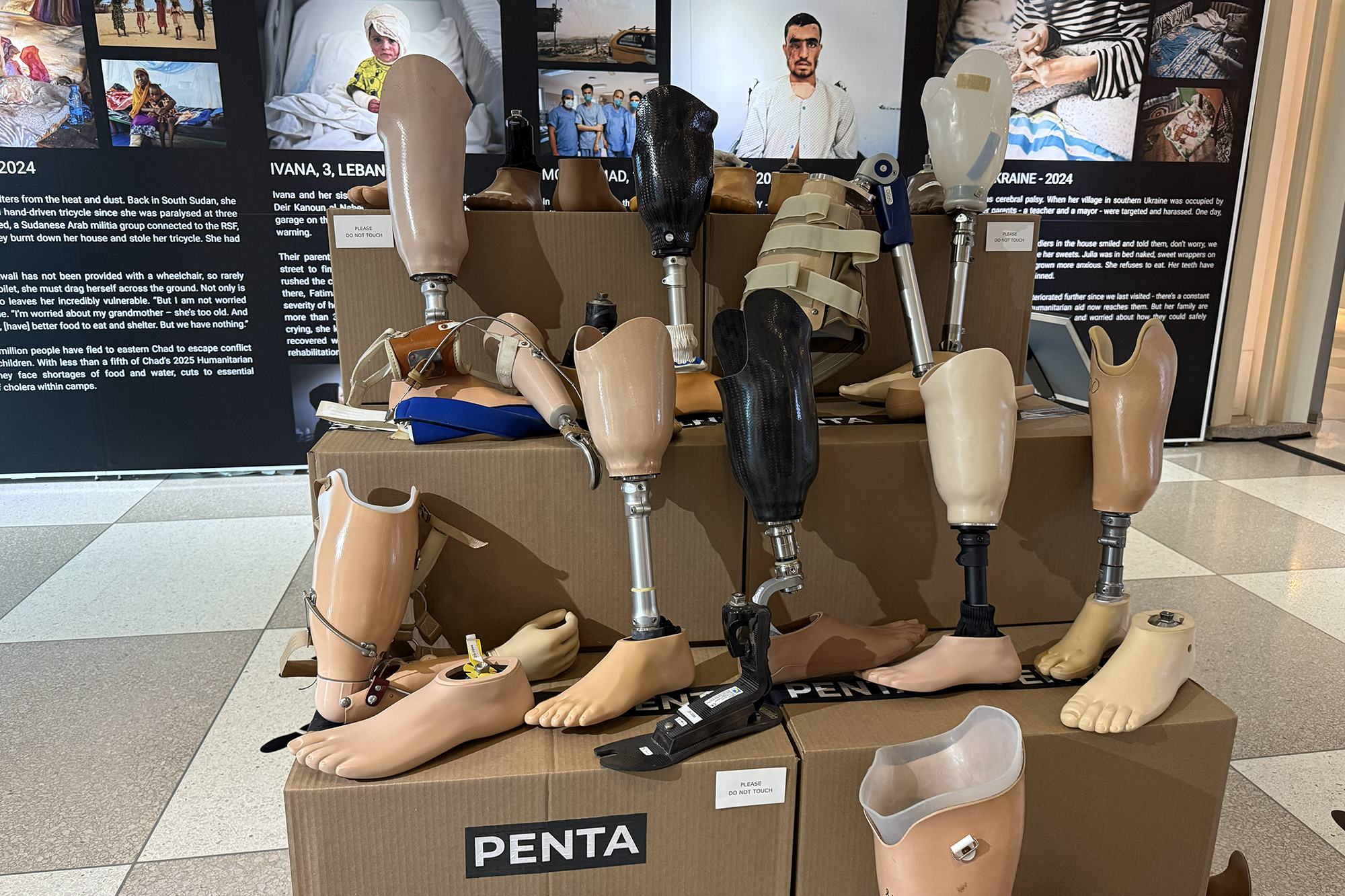 أطراف اصطناعية معروضة في مقر الأمم المتحدة كجزء من معرض يسلط الضوء على الابتكارات التي تدعم الأشخاص ذوي الإعاقة وتعزز إعادة التأهيل الشاملة.