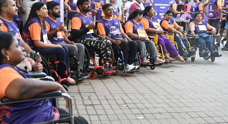 समावेशी रोमांचक गतिविधियाँ कराने वाले समूह, प्रशिक्षक और स्वयंसेवक मिलकर पुरानी सामाजिक बाधाओं को बदलने की मुहिम में जुटे हैं.