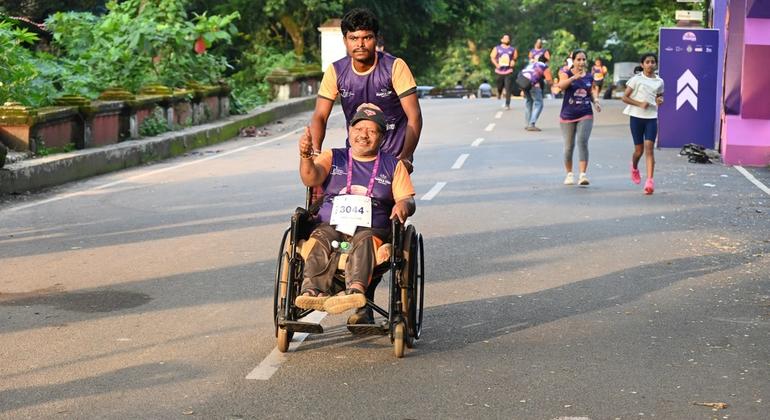 समावेशी मैराथनों में अब व्हीलचेयर पर बैठे धावक, कृत्रिम पैरों के सहारे दौड़ने वाले प्रतिभागी और मार्गदर्शकों के साथ दौड़ने वाले दृष्टिबाधित धावक - सभी उत्साह से भाग लेते हैं.