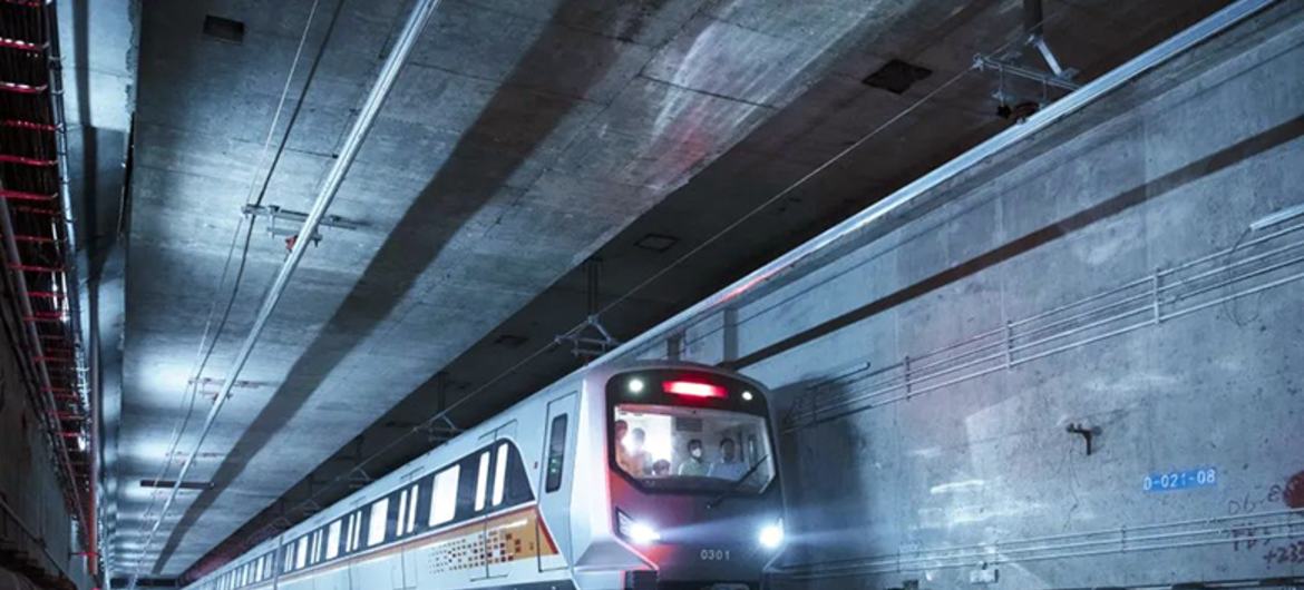 世界银行贷款支持的郑州地铁3号线自2020年12月开通以来，每天为逾14万乘客提供快捷、优质和一体化的交通出行服务。据估算，2021年该项目实现二氧化碳减排3万3960吨。