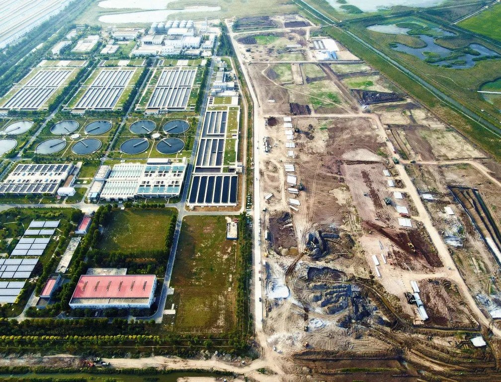天津津沽污水厂三期项目通过建设一个45万吨/日污水处理厂和700吨/日污泥处理厂，并配套5.4公里出水管道，全面改善了区域水体环境。