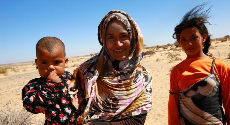 联合国维和人员巡逻途中遇到了西撒哈拉人。