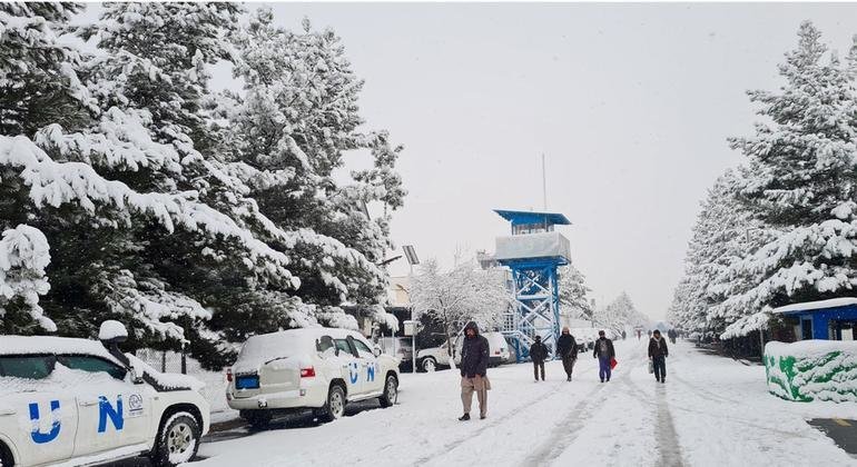 Neve pesada cobre o Escritório das Nações Unidas para a Coordenação de Assuntos Humanitários (OCHA) em Cabul, Afeganistão.