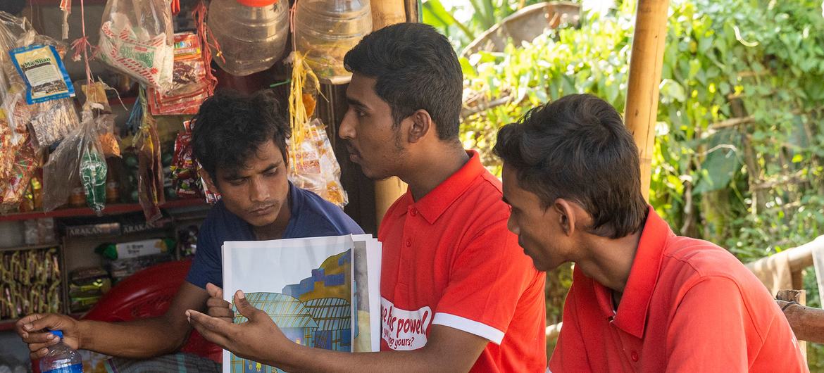 रोहिंज्या शरणार्थी और सामुदायिक स्वयंसेवक, मोहम्मद जबेर, बांग्लादेश के कॉक्सेस बाज़ार स्थित शरणार्थी शिविर में रहे पुरूषों को लिंग आधारित हिंसा के बारे में जागरूक करने के लिये प्रयासरत हैं.