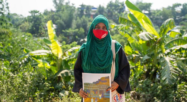 Beauty Akther, refugiada rohingya y voluntaria de extensión comunitaria, trabaja con mujeres rohingya para concienciar sobre la violencia de género en el campo de refugiados de Kutupalong, en Cox's Bazar (Bangladesh).