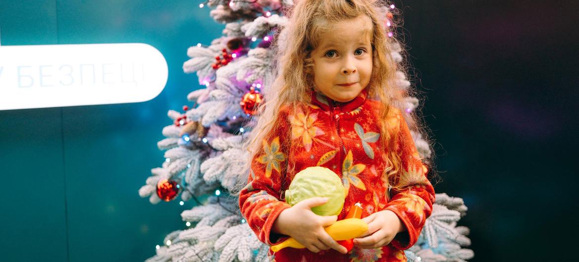 В точке «Спильно» в одном из метро в Харькове девочка радуется праздничной елке 